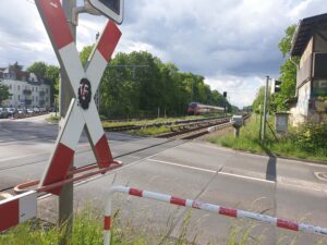 Geschlossene Schranke am Bahnübergang in Eichwalde