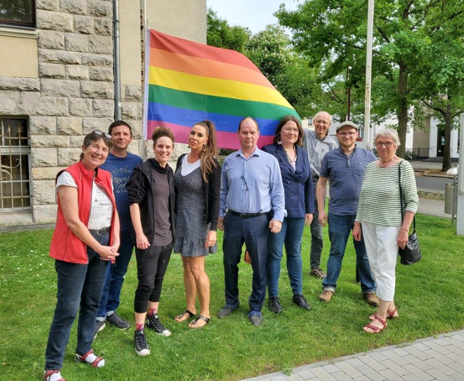 Gemeindevertreter*innen von Bündnis90 / Grüne, SPD und WIE gemeinsam mit dem Bürgermeister und 2 Vertreterinnen vom KJV mit der Regenbogenfahne.