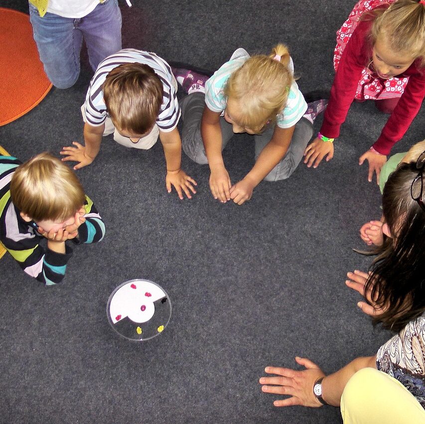 eine Kindergartengruppe spielt gemeinsam.