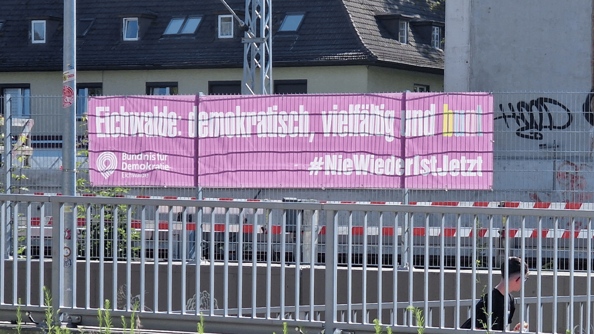 Foto eines Banners, auf dem steht "Eichwalde: demokratisch, vielfältig und bunt" sowie "NieWiederIstJetzt"