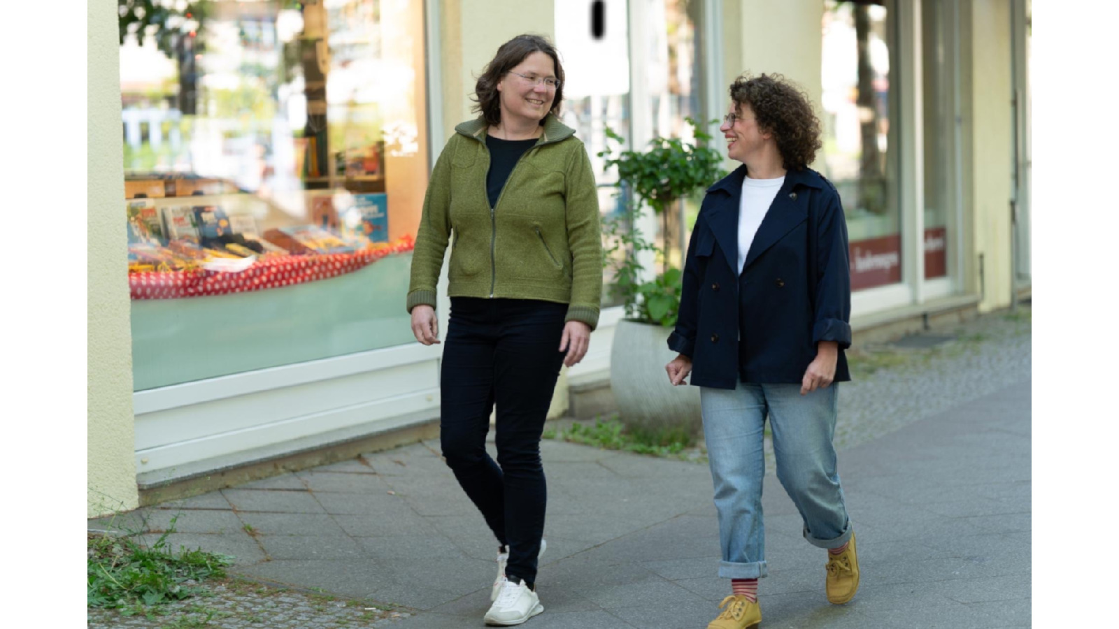 Andrea Lübcke und Stefanie Goller laufen nebeneinander.